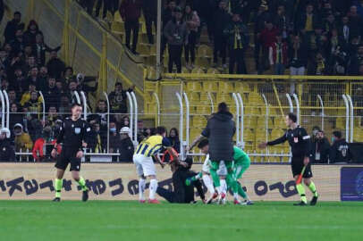 Fenerbahçe-Trabzonspor derbisinde taraftar sahaya atladı! Hakeme saldırmaya çalıştı