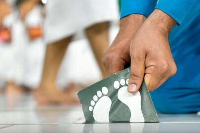 Kabe'de sosyal mesafe etiketleri çıkartıldı