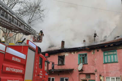 Bursa'da alevler bir evi esir aldı! Mahalleli sokağa döküldü... 