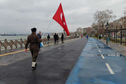 Elinde Türk bayrağıyla 4 yıldır Çanakkale'ye yürüyor