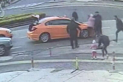 Taksiciyle yolcular birbirine girdi: Tekmeler havada uçuştu