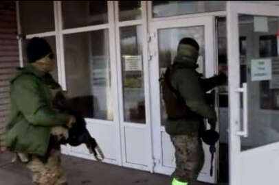 Rus güçleri, televizyon kanallarını ve radyoları ele geçirmeye başladı