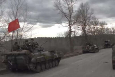 Rus tankında Sovyetler bayrağı