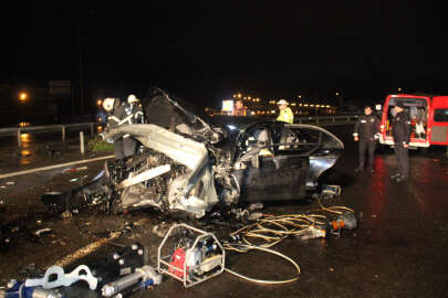 TEM'de feci kaza! Araç hurdaya döndü