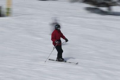 Bursa Uludağ’da güneşli havada kayak keyfi