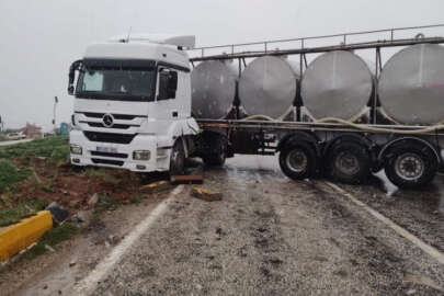 Kar yağışı kazaya neden oldu, tır refüje çarptı