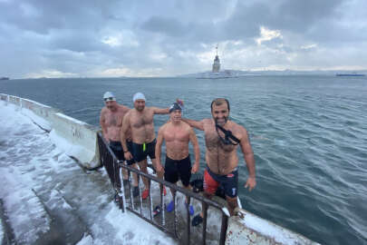 İstanbul Boğazı'nda ilginç olay! Buz gibi havaya aldırmadılar...