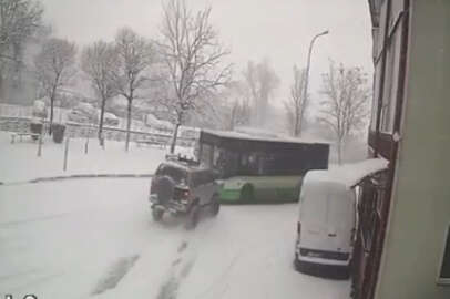 Bursa'da kayan arazi aracı halk otobüsüne kafadan çarptı..Yolcular ölümden döndü