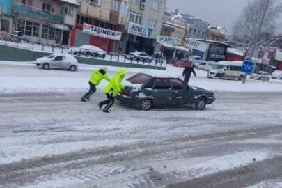 Bursa'da trafik polisleri sürücülerin imdadına yetişti