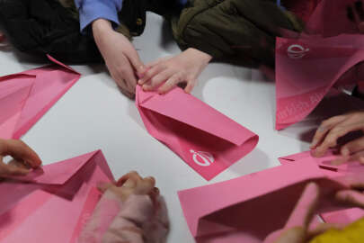 GUHEM’de Pembe kağıt uçaklar havalandı