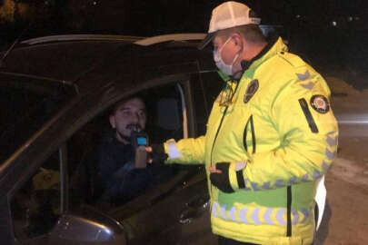 Alkol kontrolüne kendi alkolmetre aparatıyla girdi