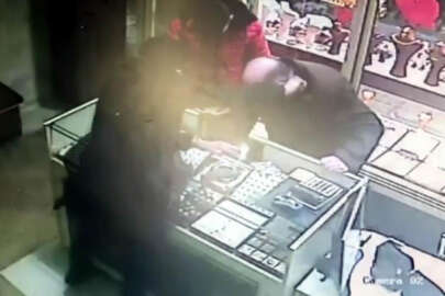 Kuyumcuda  korkunç olay: Sarrafı boynundan bıçaklayıp, bilezik çaldı