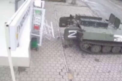 Rus askerleri Ukrayna'da marketi yağmaladı 