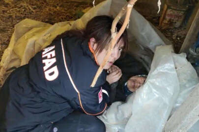 Yaşlı kadının ellerini nefesiyle ısıtmıştı: AFAD görevlisi o anları anlattı