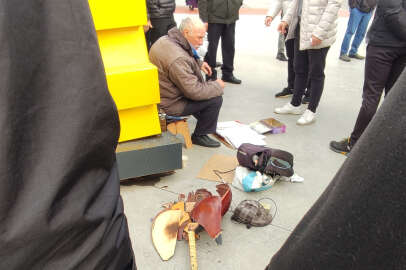 Bursa'da laf atma iddiasıyla çıkan tartışmada sokak sanatçısının sazı kırıldı