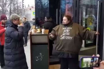 Moskova'da eylem! Kendisini Mc Donald's'ın kapılarına kelepçeledi