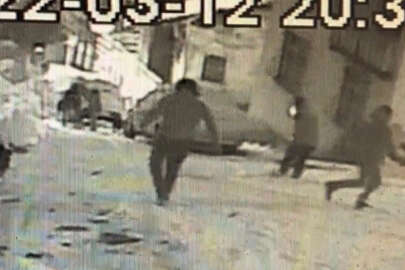 Karda dehşet anları: Otomobil kayan çocukların arasına daldı!