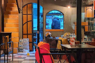 Silahlı saldırgan kafede dehşet saçtı: 2 yaralı