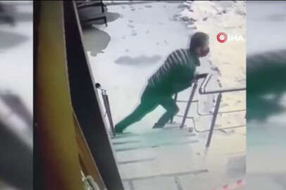 Rahatlığın böylesi! Bakışlara aldırış etmeden çaldı... 