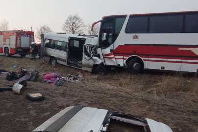 Ukrayna'da tahliye araçları çarpıştı! Ölü ve yaralılar var