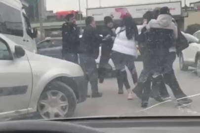 Yol verme kavgasında yumruklar konuştu: Trafik boks ringine döndü... 