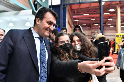 Bursa Osmangazi Belediye Başkanı Dündar'dan gençlere kandil simidi