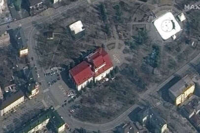 Mariupol kenti yetkilileri bombalanan tiyatroda ölü sayısını henüz tahmin edemediklerini söyledi