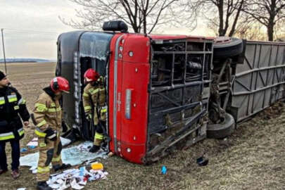 Ukraynalı mültecileri taşıyan otobüs devrildi: 12 yaralı