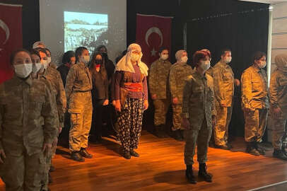 Bursa'da lise öğrencilerinden duygulandıran Çanakkale etkinliği