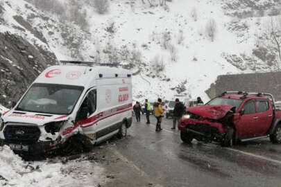 Hasta taşıyan ambulans kaza yaptı: 2 yaralı