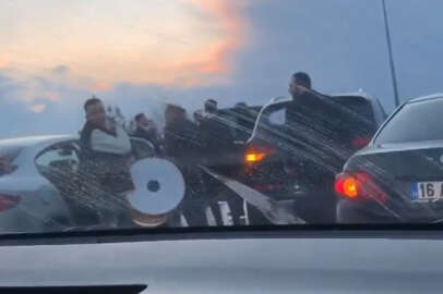 Bu nasıl eğlence! Bursa'da yolu kapatıp oynadılar