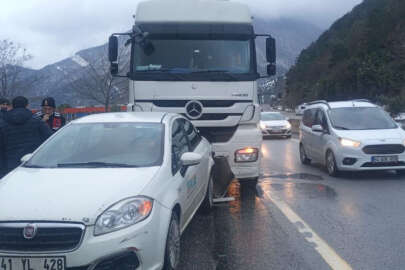 Tır ile otomobil çarpıştı: 1'i çocuk 2 yaralı