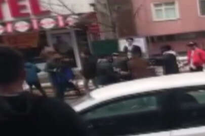 10 kişilik grup sokak ortasında birbirine girdi!