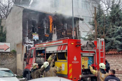 2 katlı tarihi bina alevlere teslim oldu