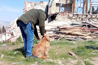 Hurdacının girdiği metruk bina çöktü; Köpeği enkazın başından ayrılmadı