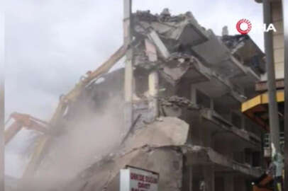 İstanbul'da kontrollü yıkım esnasında bina çöktü!