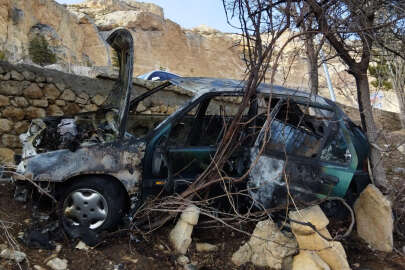 Mezarlığa uçan araç çıkan yangında kül oldu