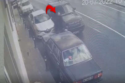 Yolda yürürken araba çarptı: Kaza anı saniye saniye kaydedildi