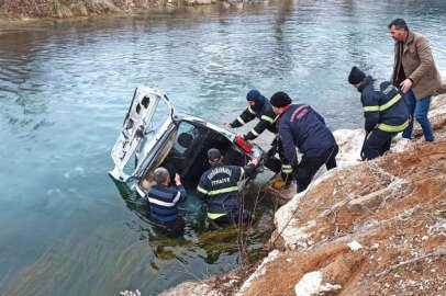 Feci kaza! Araç nehre uçtu: 1 ölü 2 yaralı 