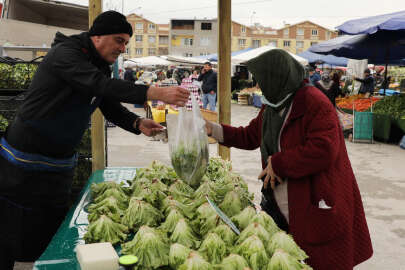 Bursa Gemlik'te Belediye tezgahında marul 5 lira