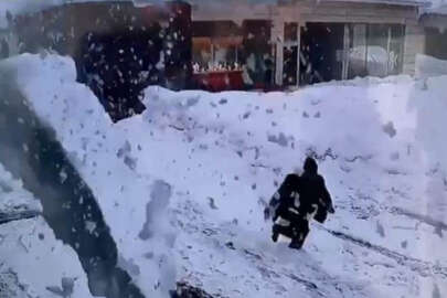 Tonlarca karın altında kalmaktan saniyelerle kurtuldu!