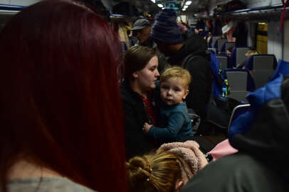 Ukrayna halkı kapasitesini aşan trenlerle Polonya'ya göç ediyor