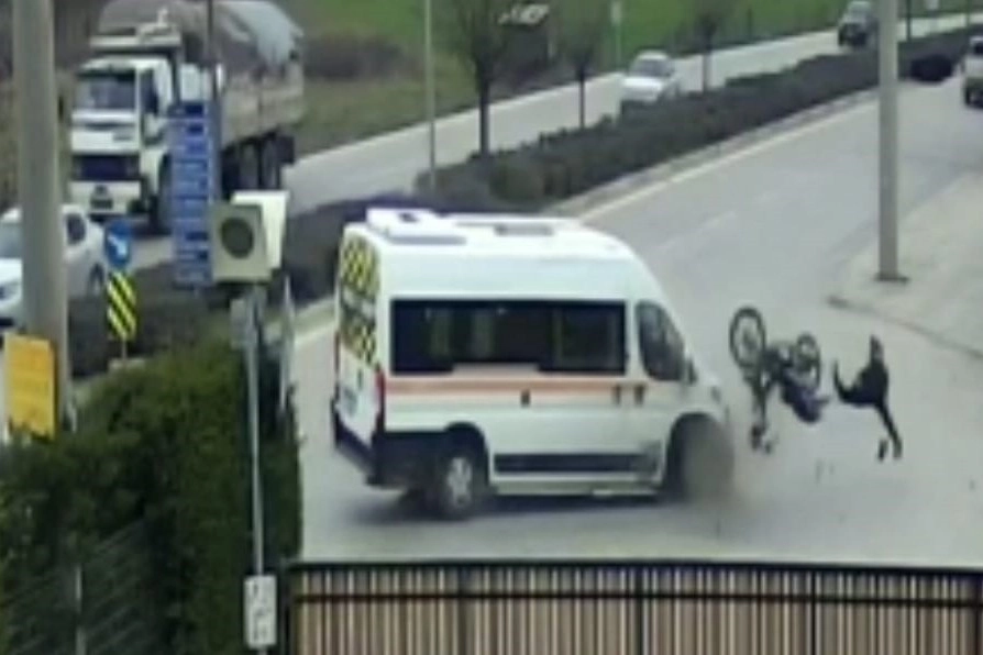 Bursa'da korkunç kaza! Servis aracıyla çarpışan motosikletin sürücüsü böyle havalandı