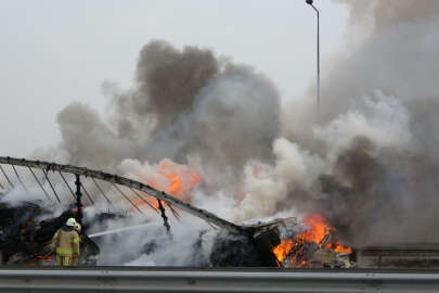 Otomobil tıra çarptı, çarpışmanın ardından tır ve otomobil alev alev yandı: 1 kişi öldü
