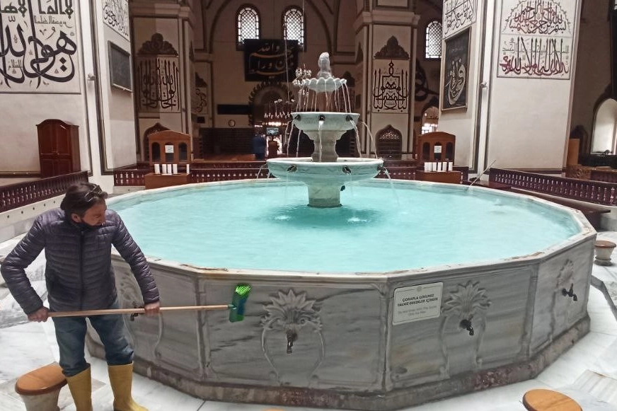 Bursa Ulu Cami 2 yıl aranın ardından ilk kez kılınacak toplu teravih namazına hazırlanıyor