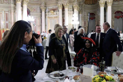  Hülya Avşar, Cumhurbaşkanı Erdoğan’ın iftarında ‘fotoğrafçılık’ yaptı