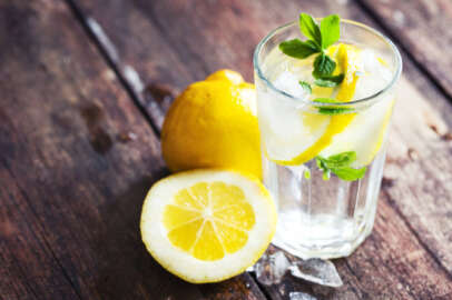 Dikkat! Aç karnına limonlu, sirkeli su içmek yağ yakmıyor