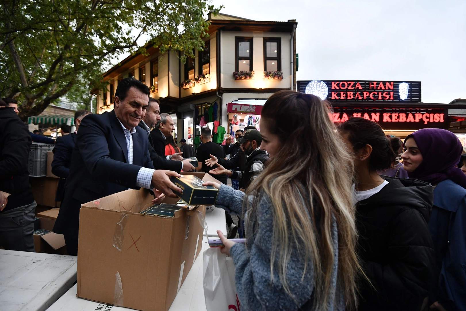 Bursa'da Başkan Dündar esnaf ve vatandaşlara iftariyelik dağıttı