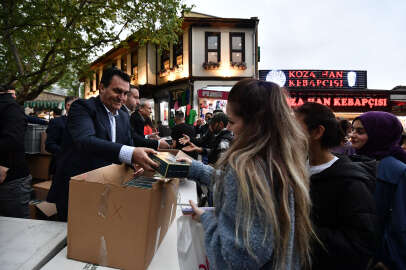 Bursa'da Başkan Dündar esnaf ve vatandaşlara iftariyelik dağıttı