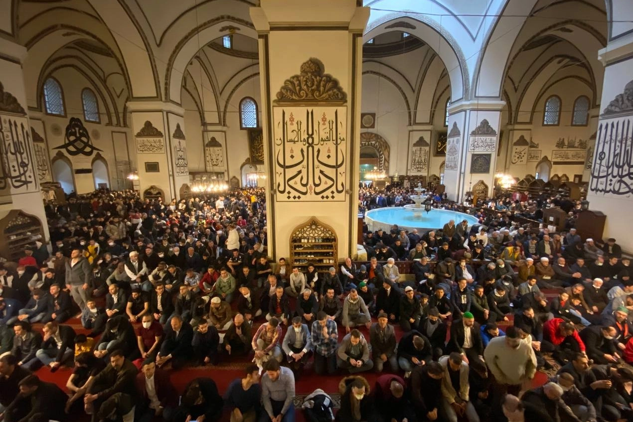 Bursa'da bayram namazında camiler doldu taştı